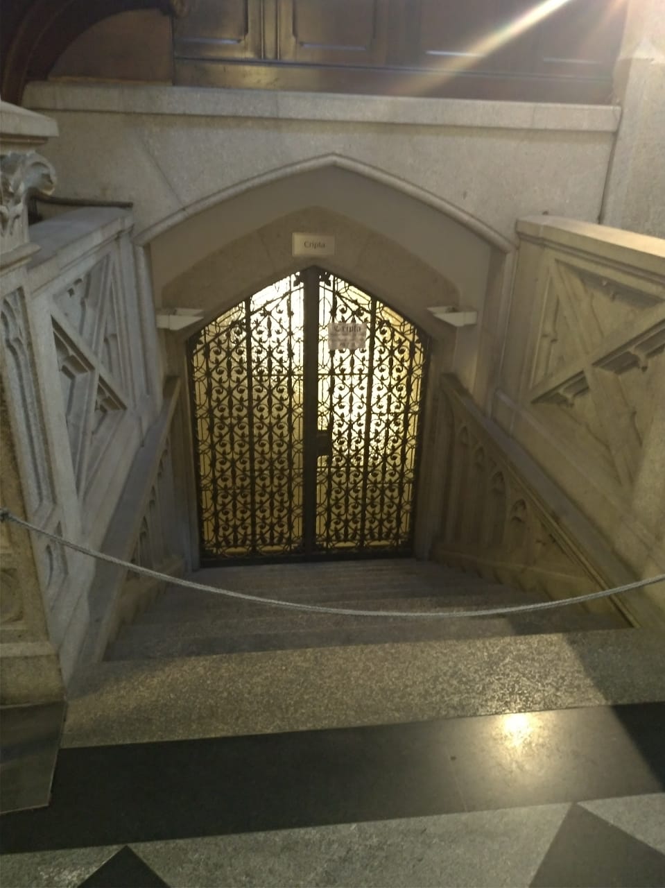 Entrada da cripta/Fonte própria